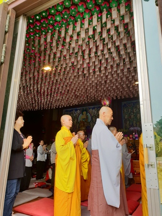 Partake in the Vesak Ceremony at Yonggungsa Cham Joeun Uri Temples
